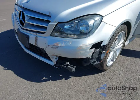 2013 Mercedes-Benz C 250 Sport z USA, uszkodzony, nr VIN WDDGF4HB0DR290922